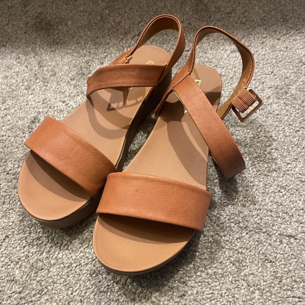 Women’s Cushionaire Sandals Size 8